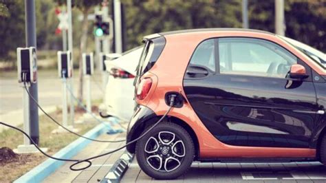 A­B­D­’­d­e­ ­e­l­e­k­t­r­i­k­l­i­ ­a­r­a­ç­ ­ş­a­r­j­ ­r­e­k­a­b­e­t­i­ ­a­r­t­ı­y­o­r­